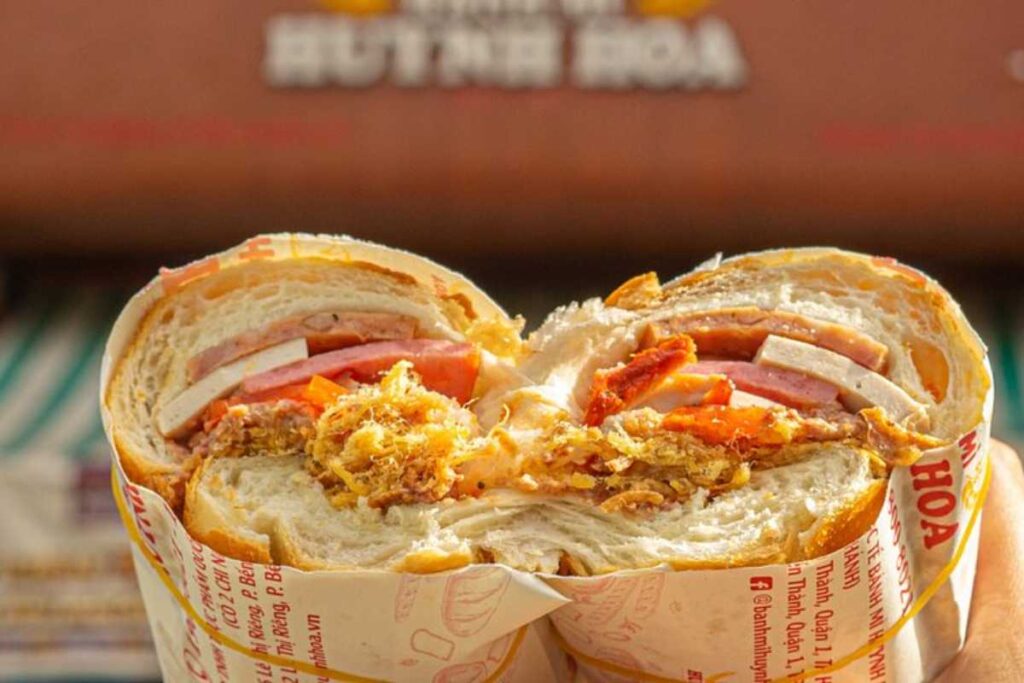 Bánh mì Huỳnh Hoa Quận 1 nổi tiếng với nhân thịt nguội và patê dày đặc