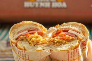 Bánh mì Huỳnh Hoa Quận 1 nổi tiếng với nhân thịt nguội và patê dày đặc