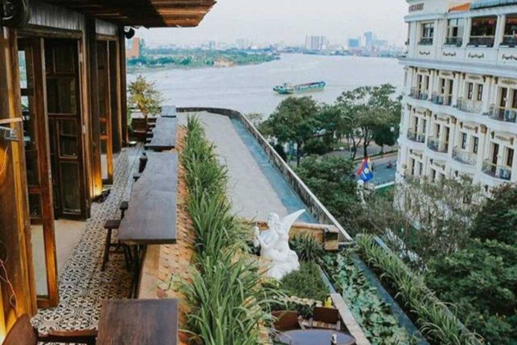 Cô Ba Sài Gòn Rooftop quán cafe phong cách vintage view sông