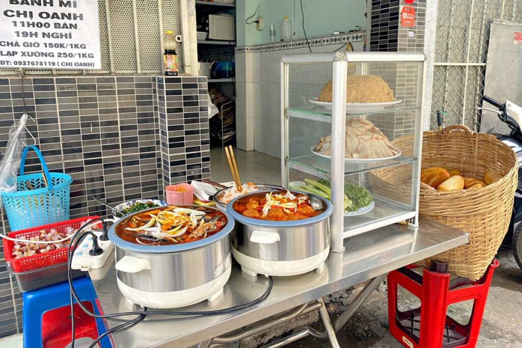 Xe bánh mì Dì Oanh Bình Thạnh với nồi cá nục kho rim hấp dẫn